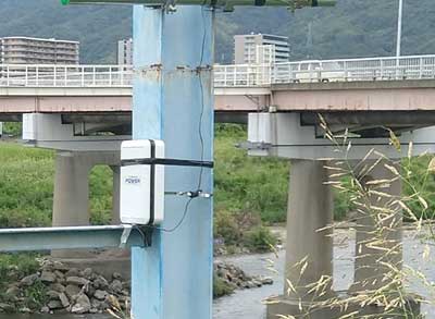 橋梁付近の支柱に設置されたアルフィオパワー屋外用電源BOX